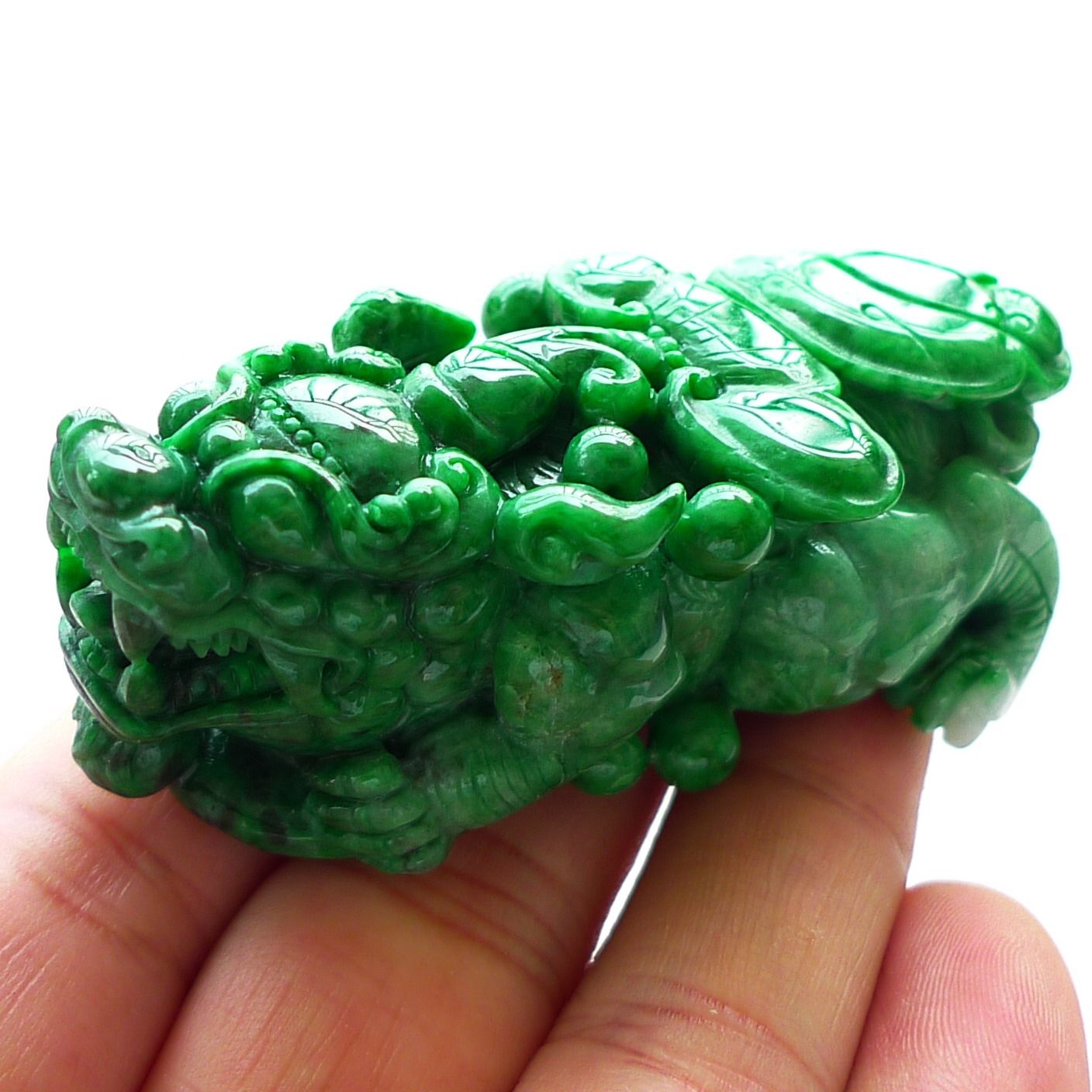 精雕辣绿大气满绿a货翡翠招财貔貅手把件 99.56克
