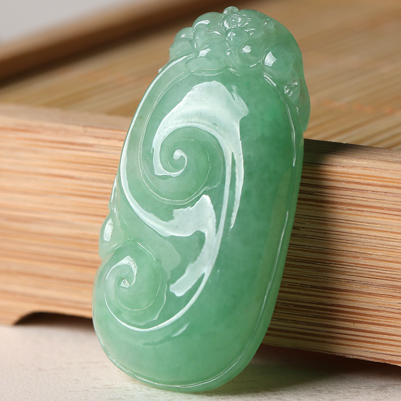 冰糯种绿色如意翡翠吊坠 15.40g