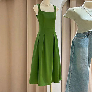 2024夏季法式赫本风高端精致气质连衣裙名媛高级感方领绿色吊带裙