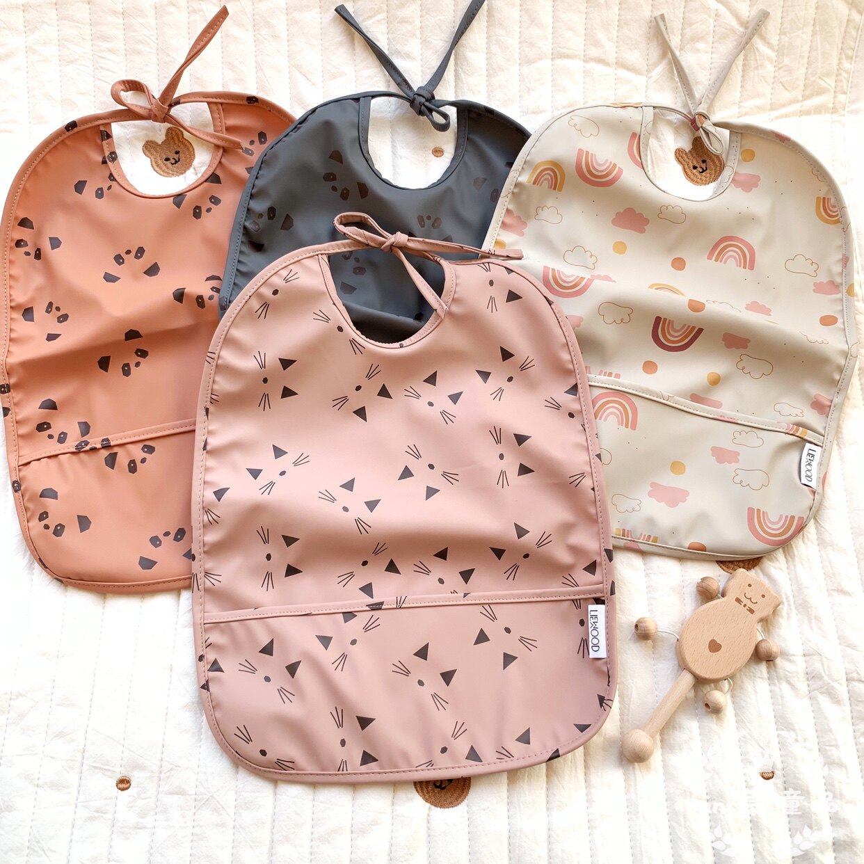 天猫硅胶宝宝吃饭防水防污立体食口水兜