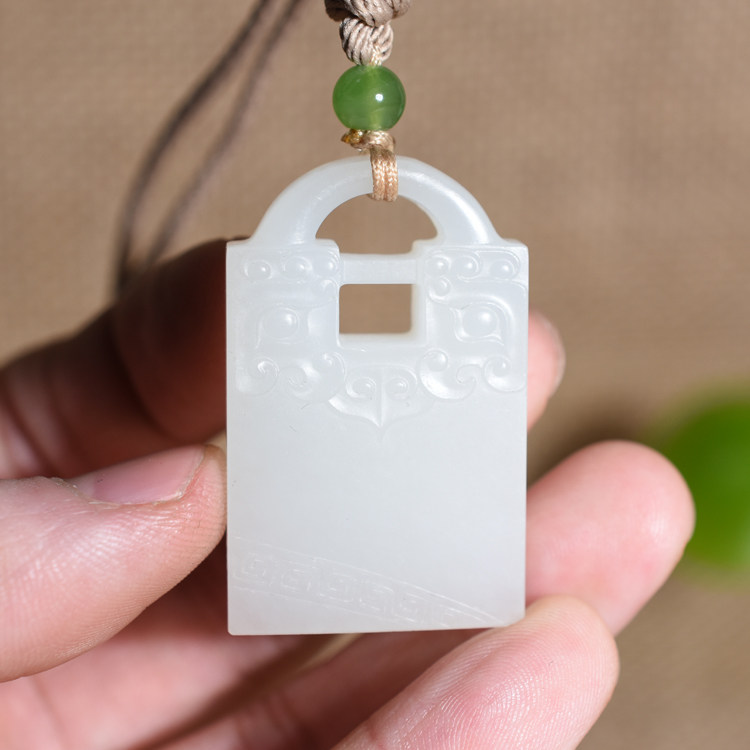 饕餮纹牌19g新疆和田玉籽料平安锁仿古保平安牌子吊坠羊脂白