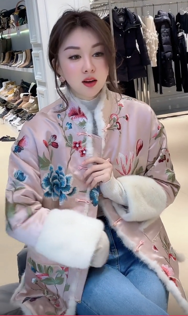 艾衣岑抖音王颖服饰同款中国风刺绣外套女加厚毛绒袖口设计2021冬