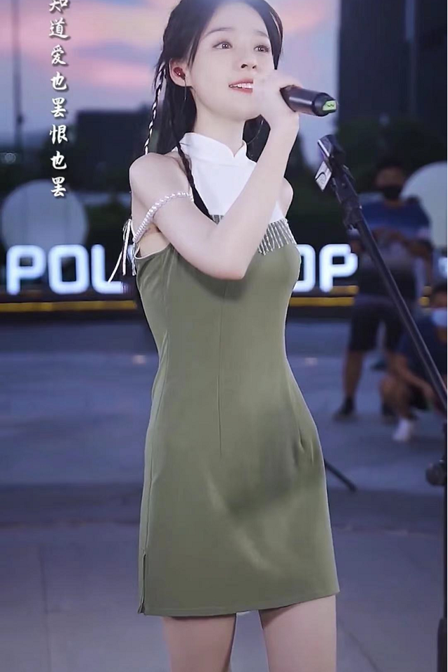 艾衣岑抖音鱼闪闪同款撞色连衣裙显瘦收腰露肩减龄新潮百搭2021夏