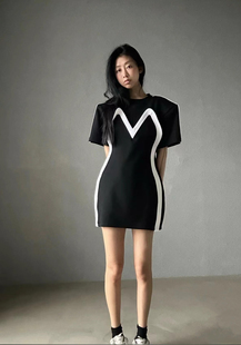 欧货时尚撞色洋气短袖连衣裙2024女新款拼接设计感别致独特小黑裙
