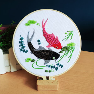 自制圆形丝带绣小鲤鱼摆台彩带手工刺绣diy材料包 动物图样装饰画
