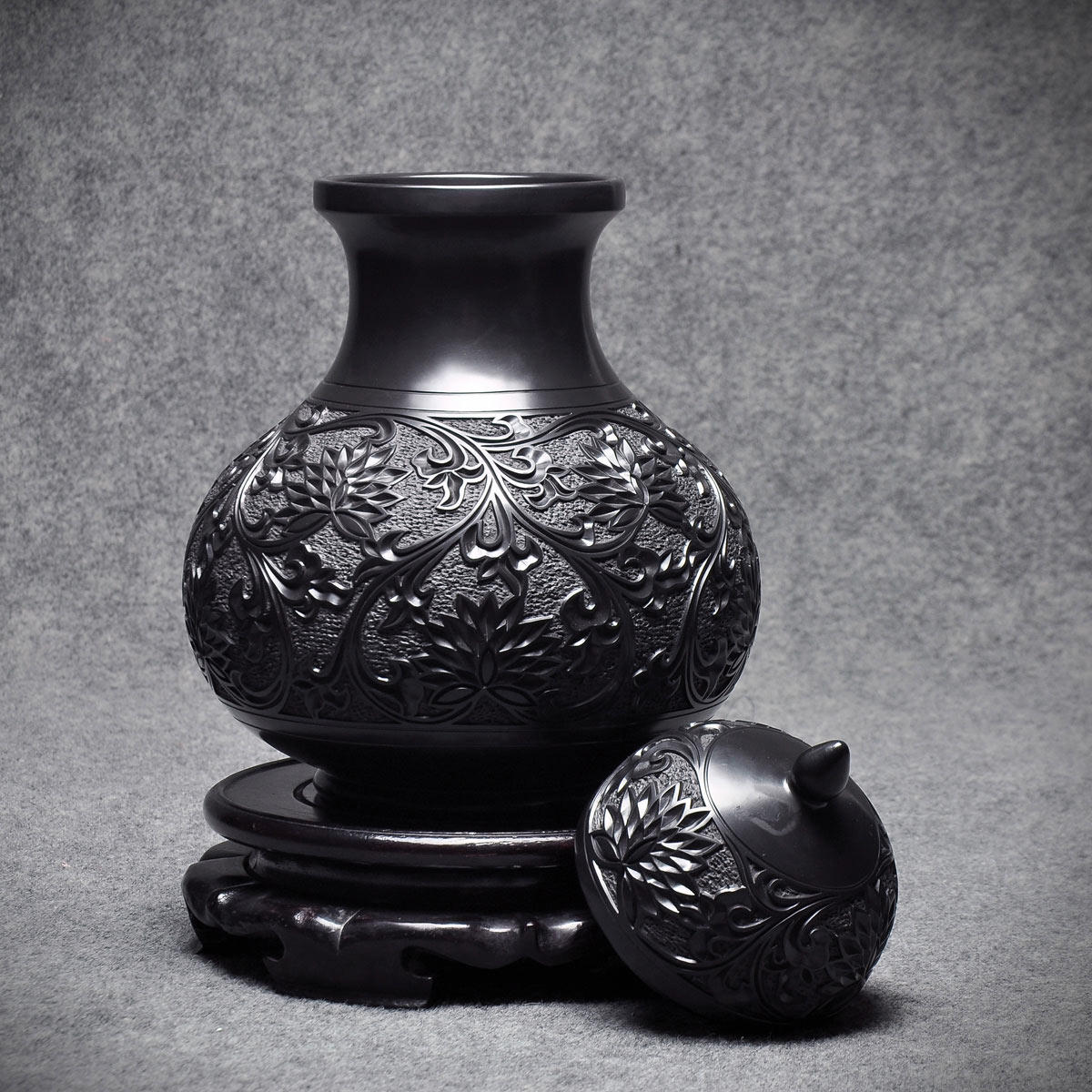 中国黑陶工艺美术大师 刘德功 手工阳刻《莲花罐》