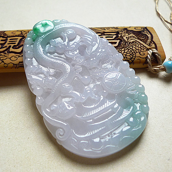 金龙玉凤 冰糯种飘阳绿色龙牌a货翡翠吊坠 39.34g