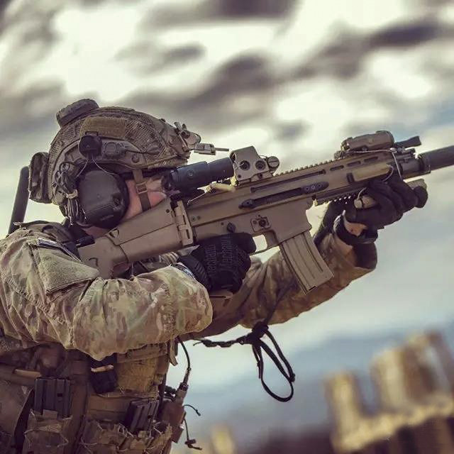 scar电动连发软弹突击步枪男孩大号儿童玩具仿真猛禽发射器吃鸡95