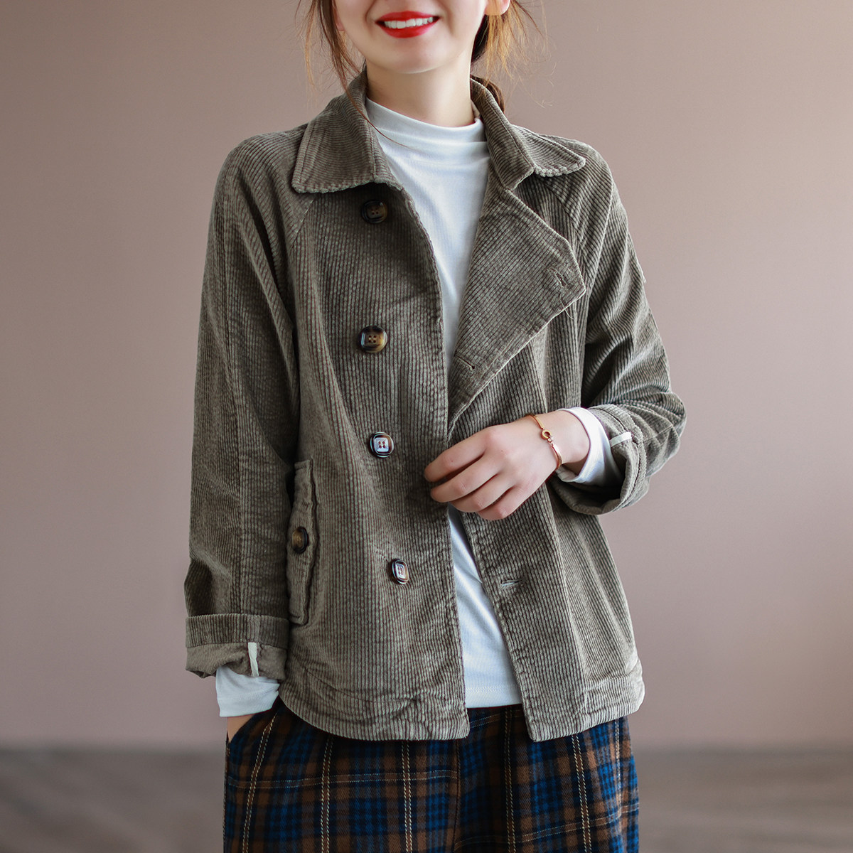 代勒文艺复古灯芯绒纯色长袖外套女秋季新款宽松短款翻领条绒上衣