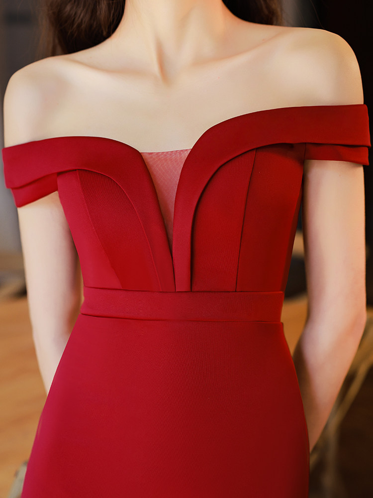 一字肩红色敬酒服