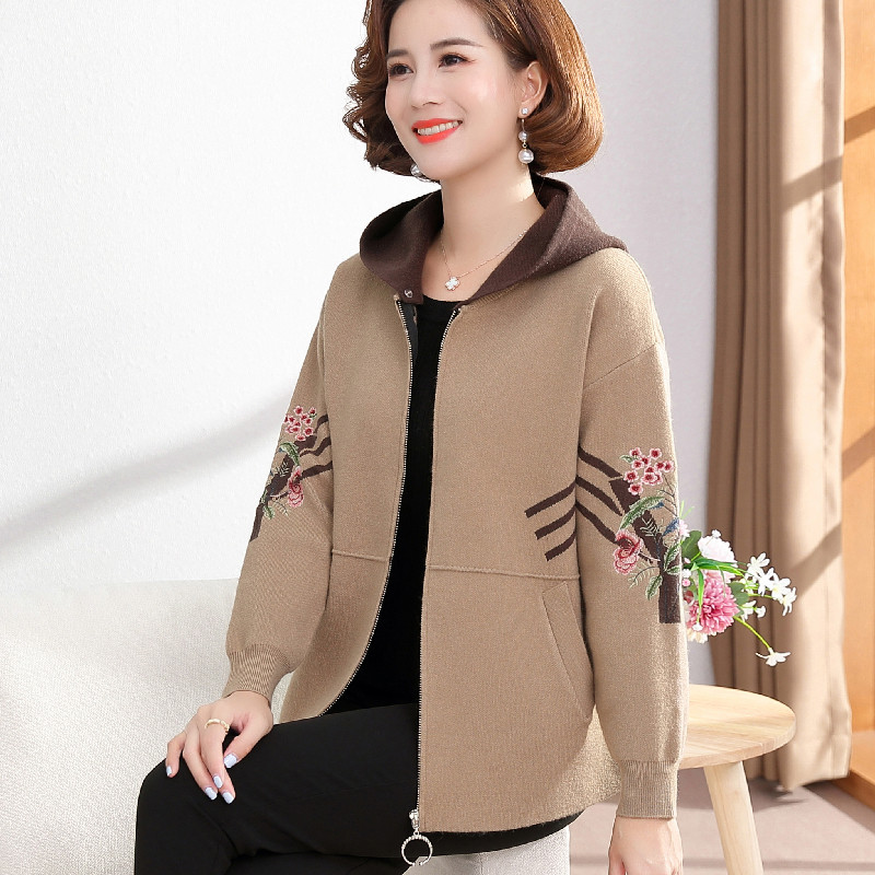 妈妈春秋装洋气短款上衣中年妇女装大码外套中老年绣花针织风衣