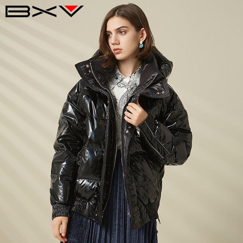 黑色亮皮羽绒服女