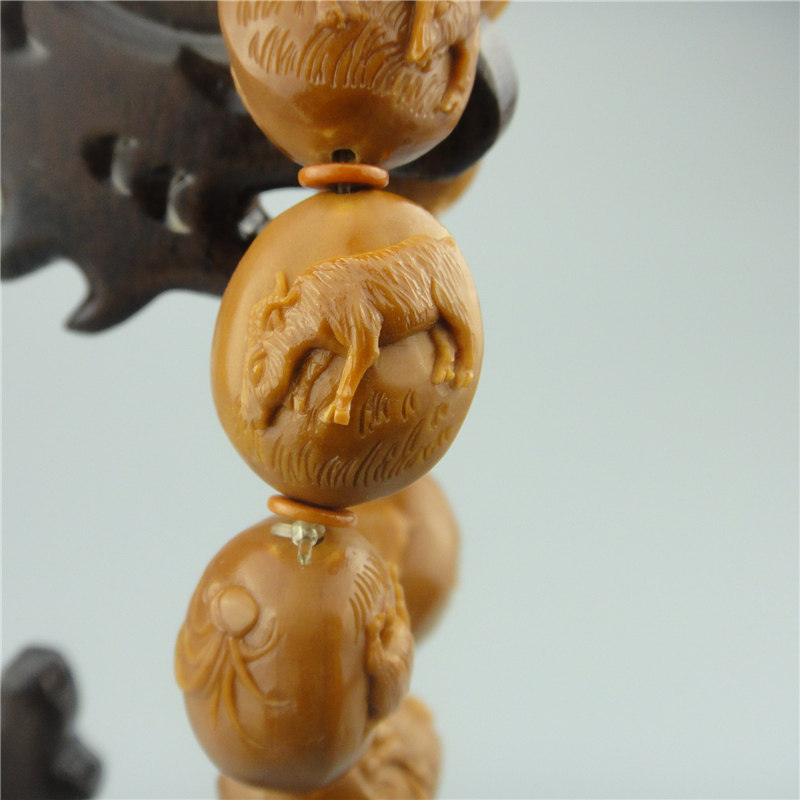 苏州核雕名家徐英《喜气洋洋》