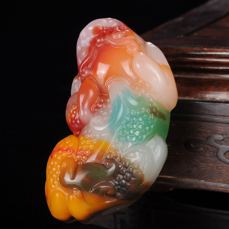 和田玉七彩玉貔貅吊坠金丝玉彩玉皮休