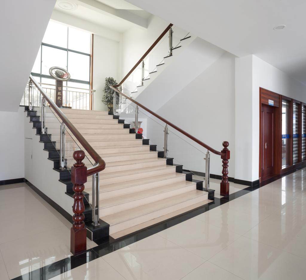 工装工厂房办公楼家装pvc不锈钢化玻璃实木楼梯扶手栏杆上门安装已售