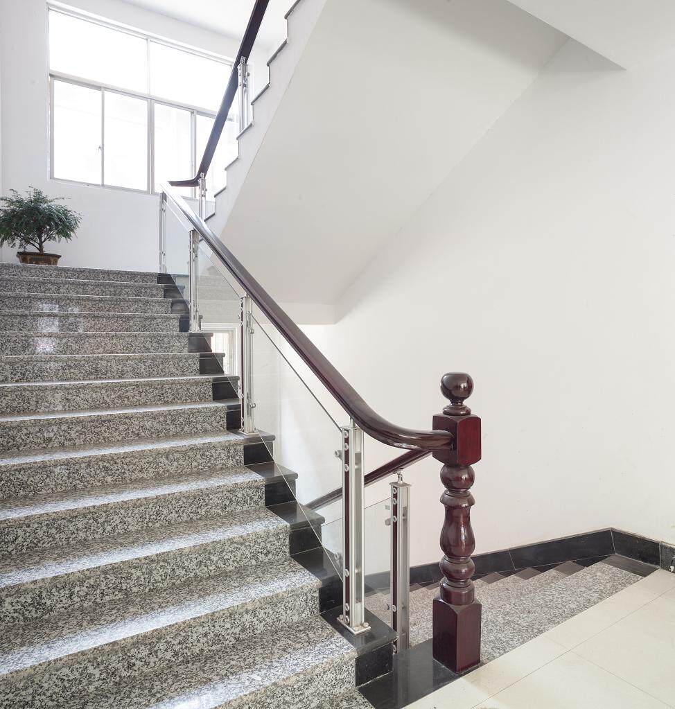 工装工厂房办公楼家装pvc不锈钢化玻璃实木楼梯扶手栏杆上门安装