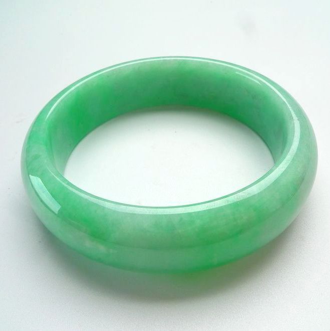 翡翠a货 冰糯种满绿豆绿高档厚装宽边手镯 76.36g