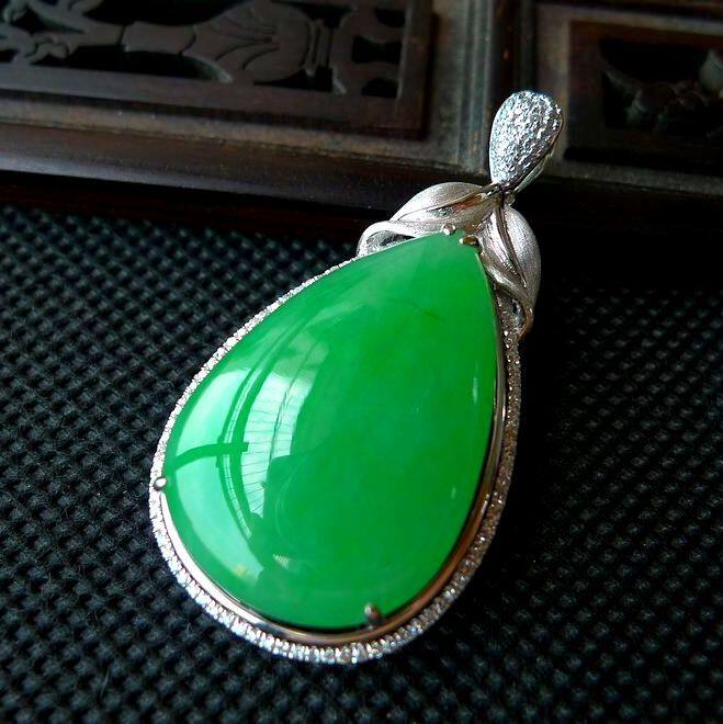 翡翠a货冰糯种淡阳绿精美水滴吊坠 10.37g