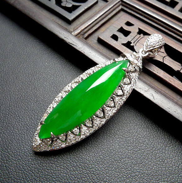 翡翠a货冰糯种满绿精美马眼形吊坠 7.49g