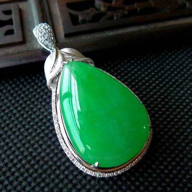 翡翠a货冰糯种淡阳绿精美水滴吊坠 10.37g