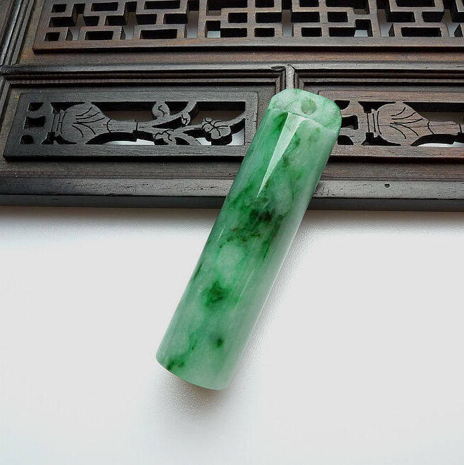 翡翠a货 冰糯种淡绿精美平安柱挂件 19.61g