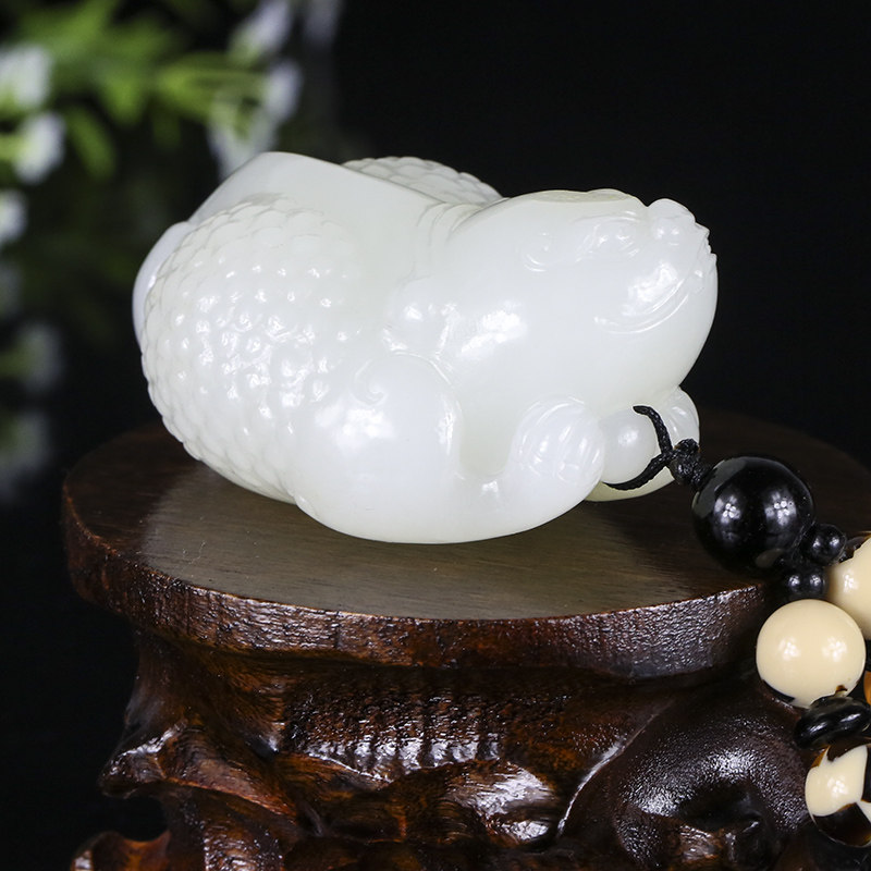 国家级玉雕大师郭海军作品和田玉白玉金蟾缠身把件重量159克