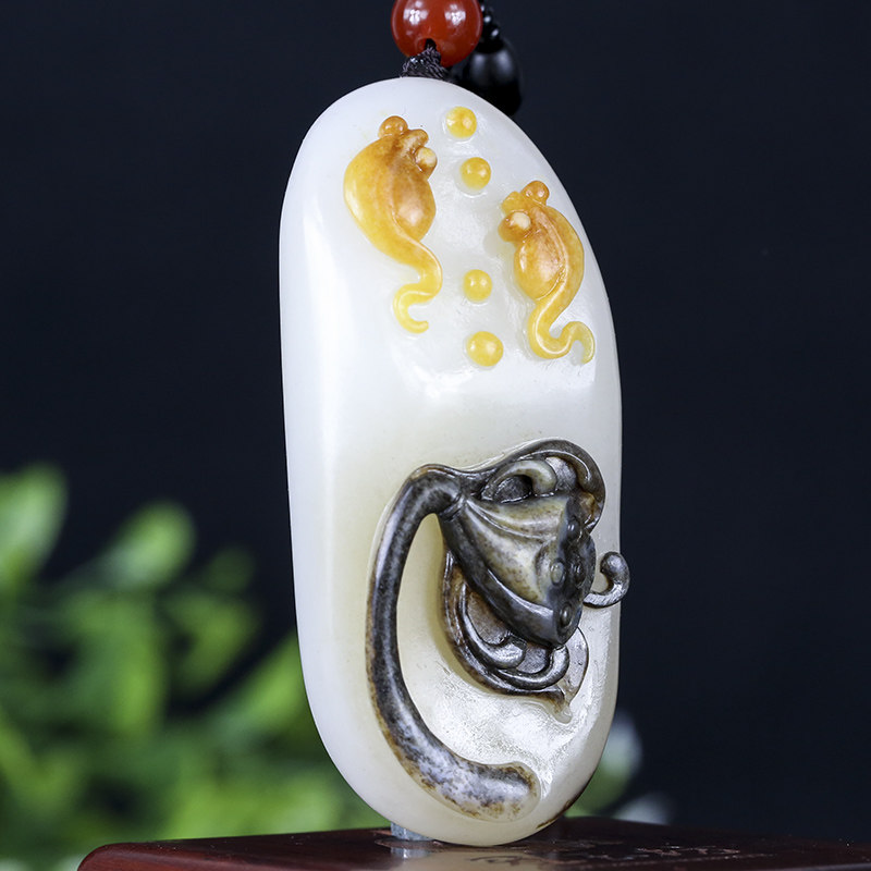 苏工俏色巧雕和田玉羊脂玉连连发财挂件重量62.88克