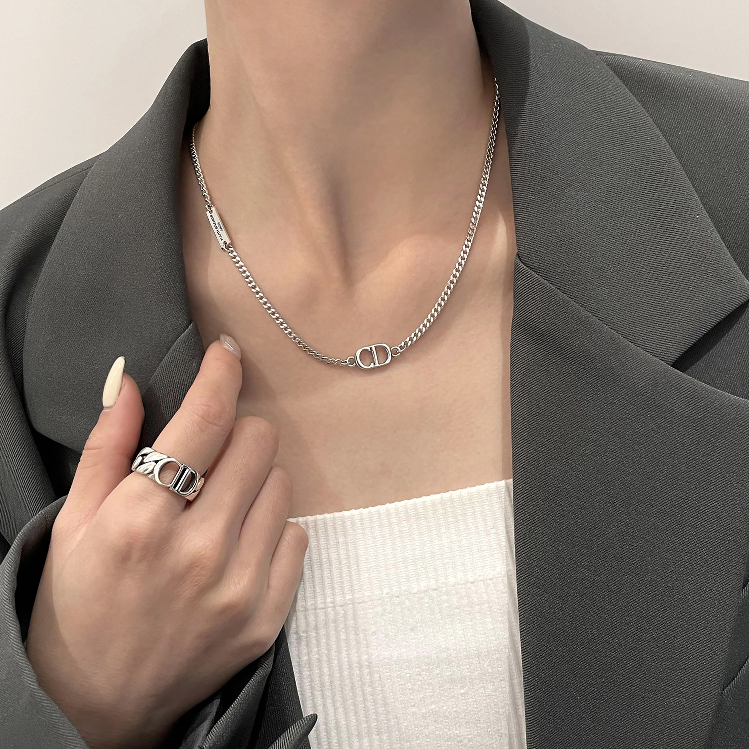 s925纯银cd项链女轻奢小众设计细款简约百搭字母锁骨链2021年新款