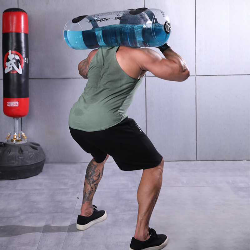 健身负重水袋男深蹲举重力量体能训练
