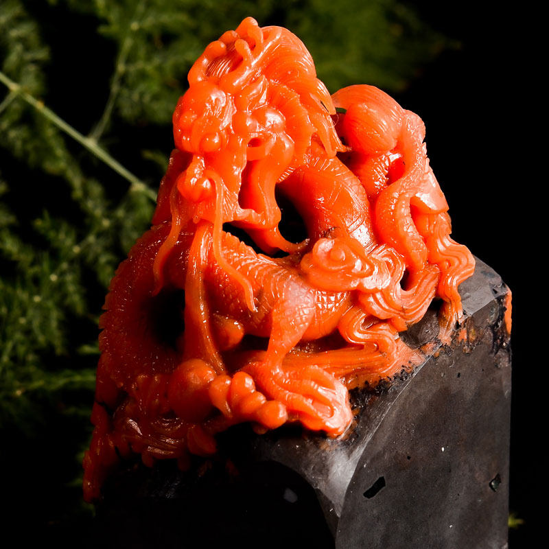 545.00 精雕保山南红玛瑙祥龙吐珠摆件