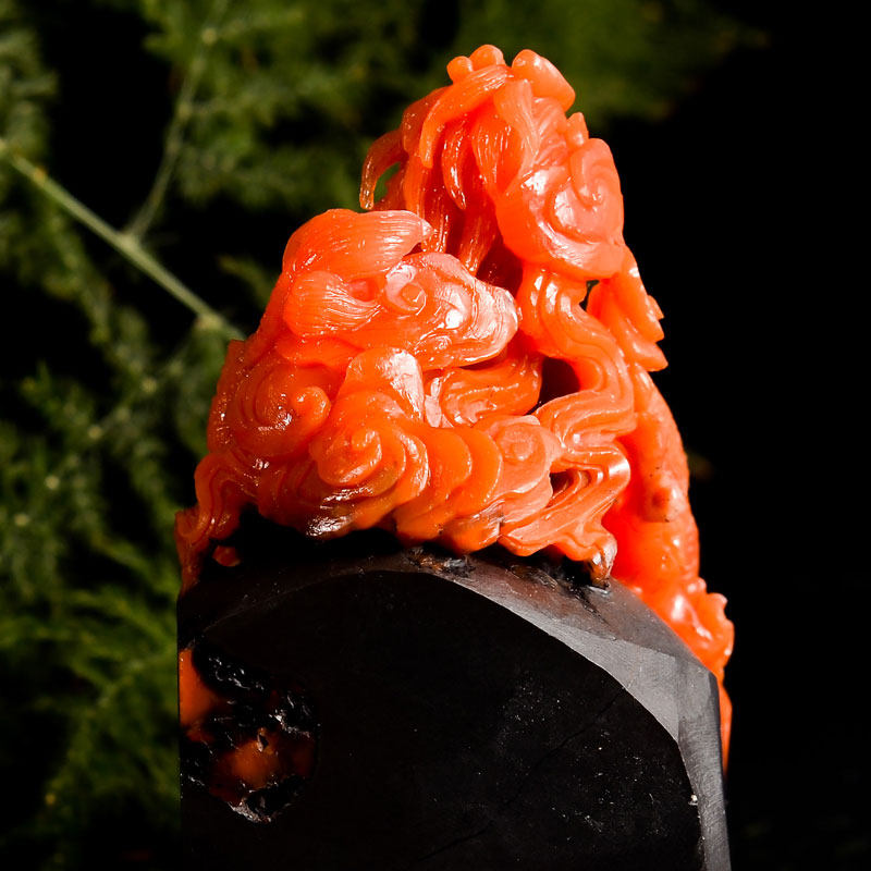 545.00 精雕保山南红玛瑙祥龙吐珠摆件