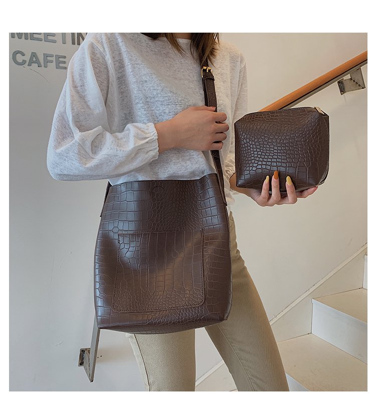 Autumn and winter 2019 new pattern Retro Crocodile print High-capacity Bag ins Versatile leisure time Single Shoulder Satchelin the Leather/Lady bags/Men's bag, Ms. bags category - from Buy2taobao.com to provide professional Taobao agent buy service