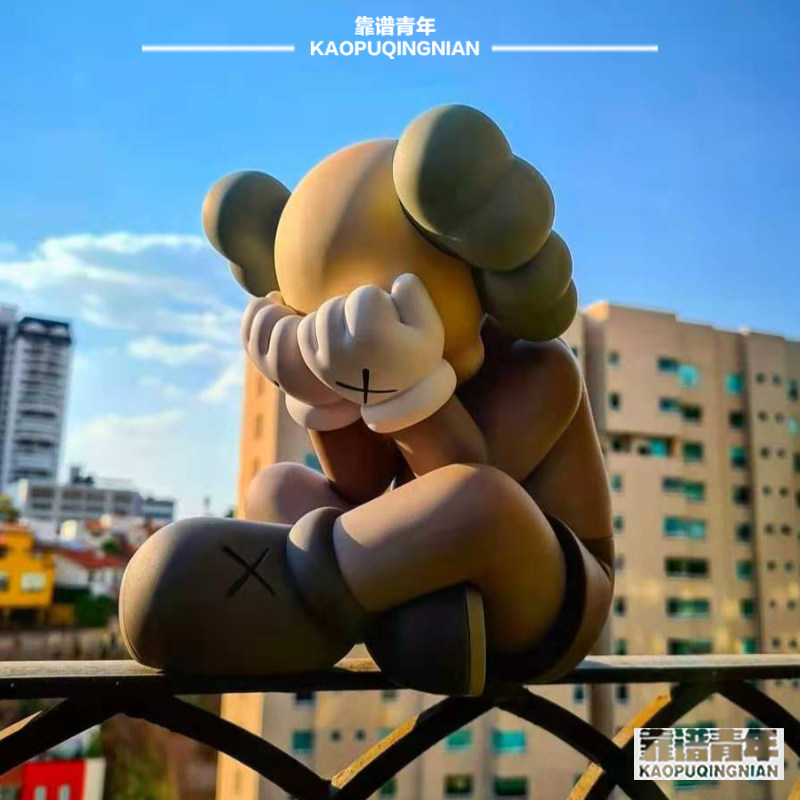潮玩捂脸盘腿kwas搪胶公仔玩偶mand kaws separated 潮流桌面摆件
