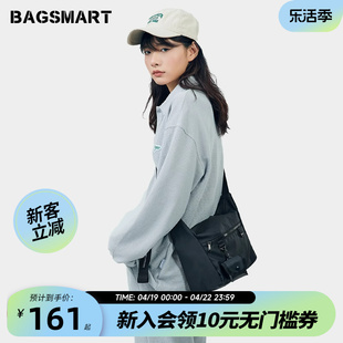 bagsmart斜挎包通勤包包男生小众背包女运动单肩包挎包男士邮差包