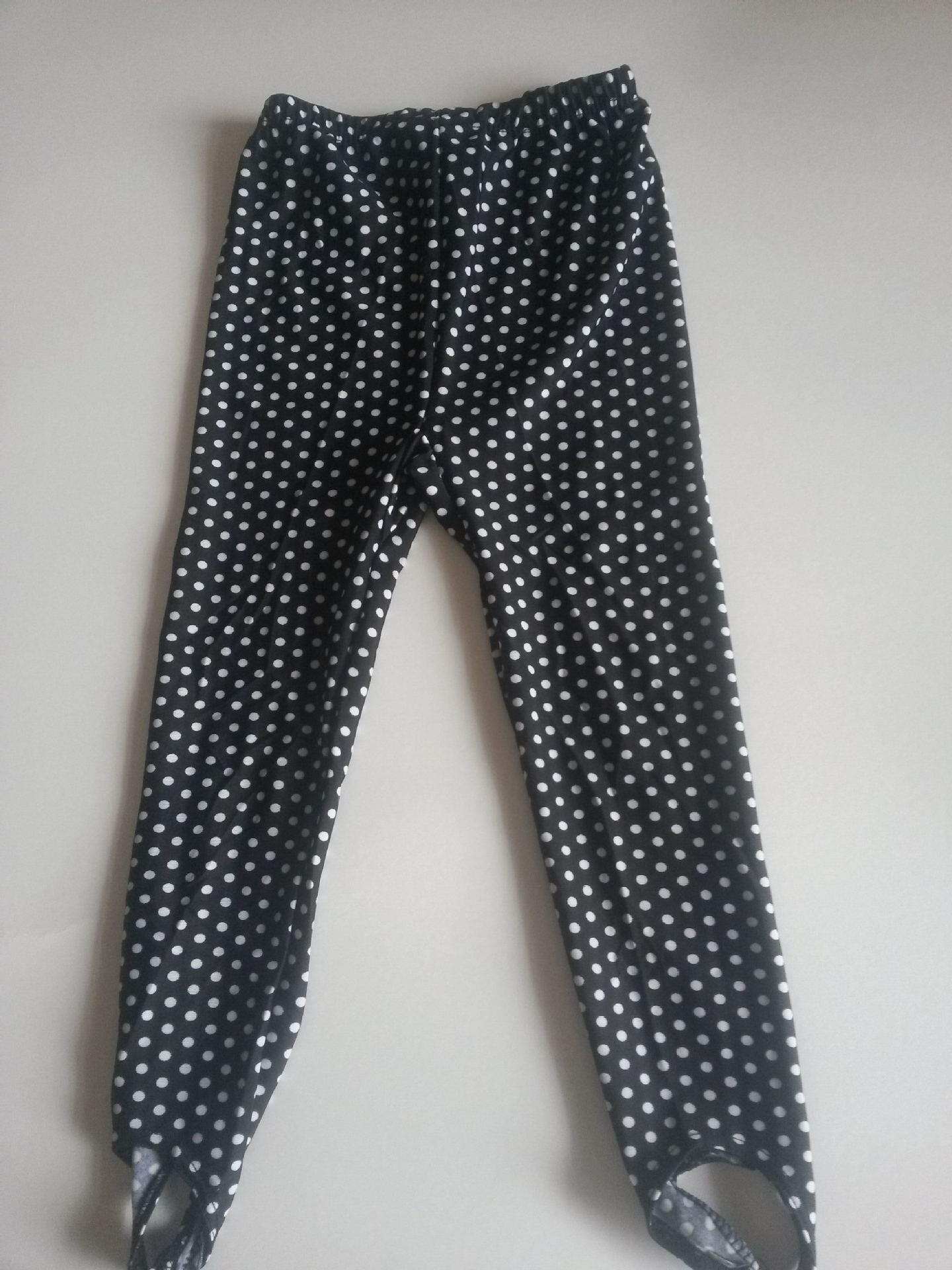 白色踩脚裤成人