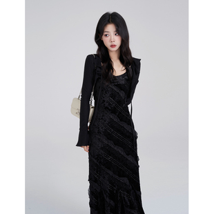 一颗小野莓黑色吊带连衣裙女春夏2024新款收腰显瘦气质设计感长裙
