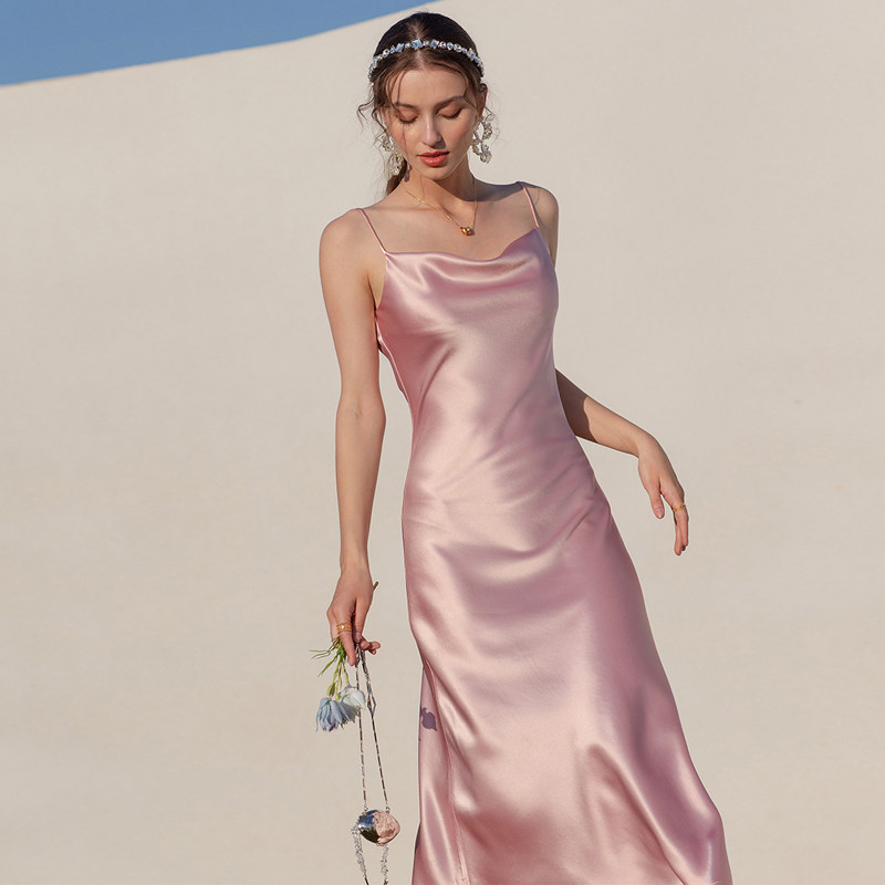 粉色吊带礼服