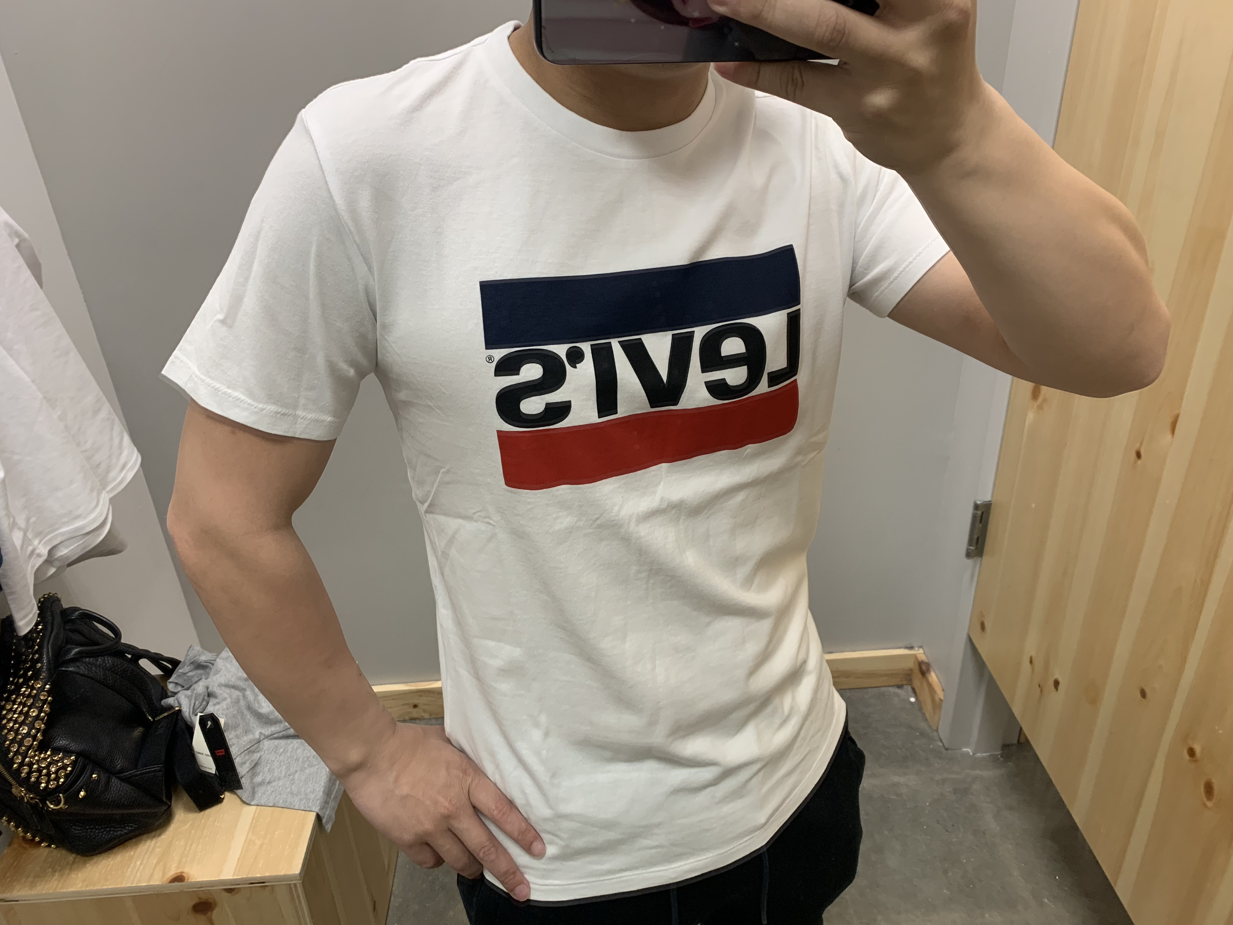 Levi's李维斯春夏男士时尚休闲 LOGO短T 纯色百搭同款短款t恤在类目 男装, T恤中 - 来自Buy2taobao.com提供专业的淘宝代购服务