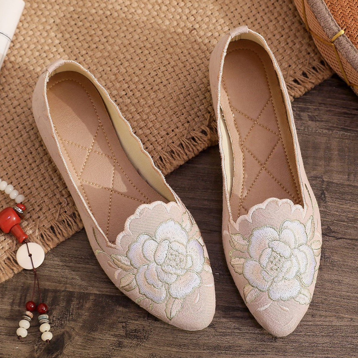 老北京布鞋女民族风绣花百搭配旗袍的鞋子复古软底舒适妈妈休闲鞋