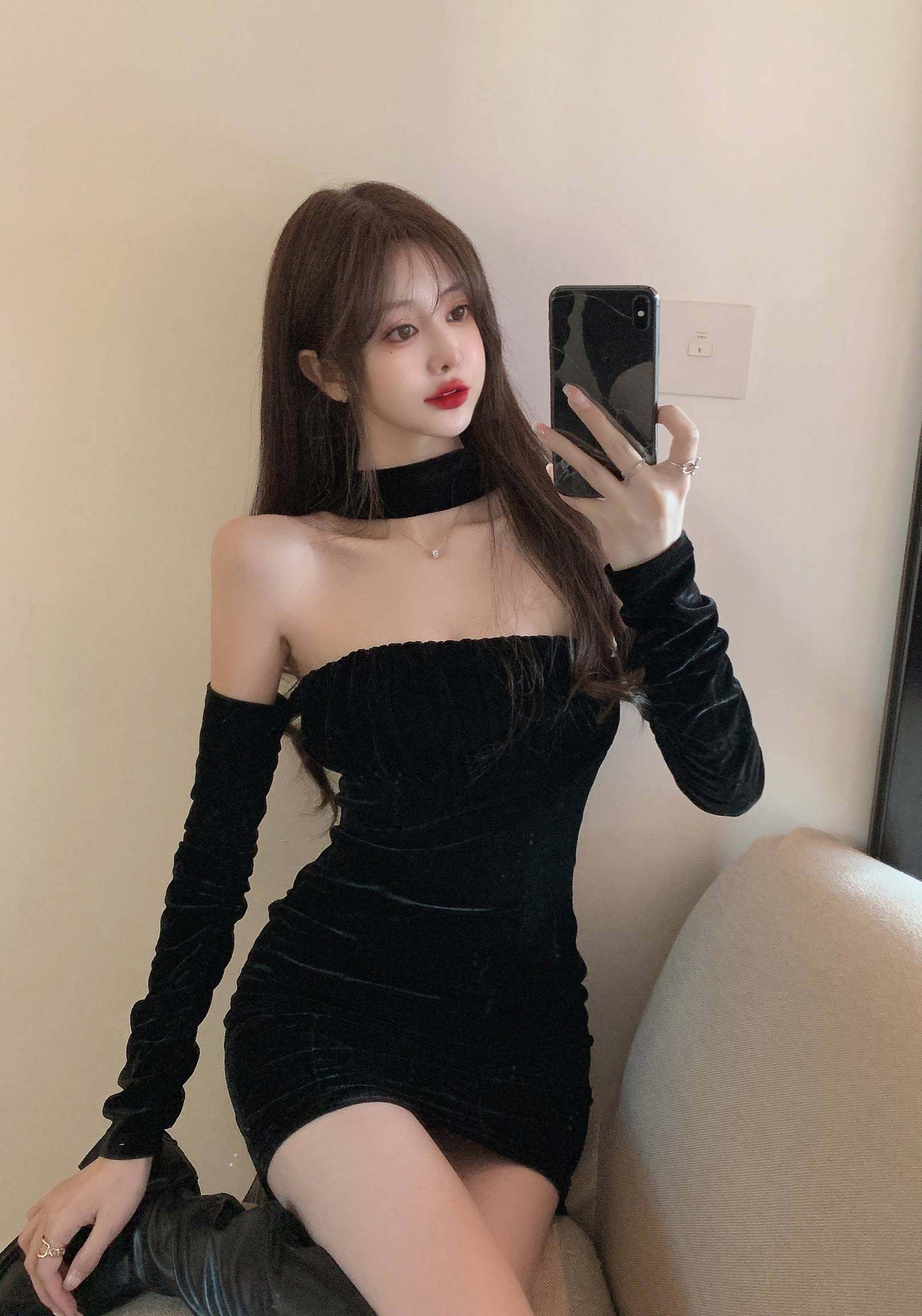 抹胸连衣裙女黑色紧身挂脖裙子2022春季新款辣妹性感露肩包臀短裙