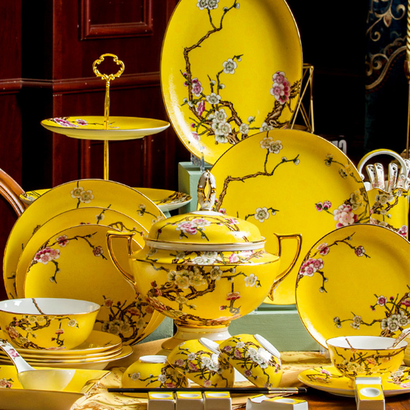 新中式皇家骨瓷餐具套装86头粉彩帝王黄梅花陶瓷盘碗碟勺送人礼品