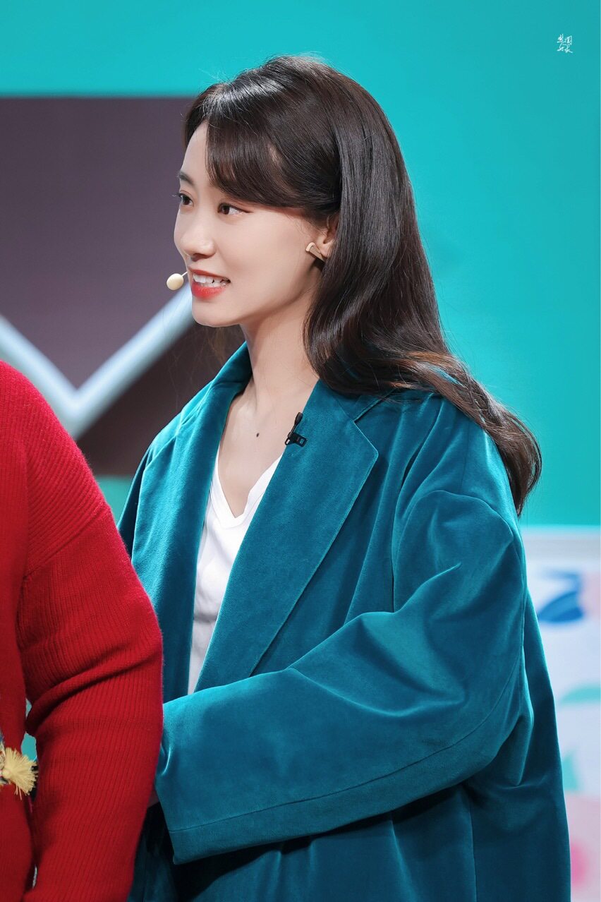 2022央视春晚张小斐同款蓝绿色丝绒大衣中长款宽松廓形风衣外套女