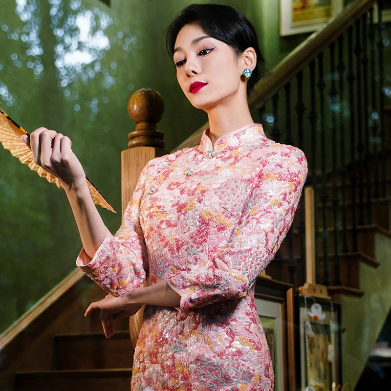 粉色旗袍女