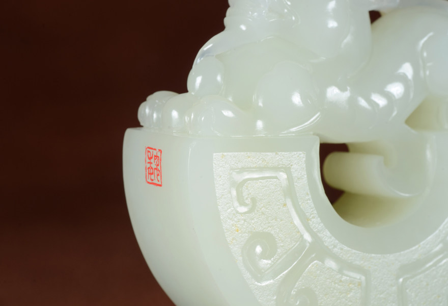 国家级玉雕大师魏玉忠作品和田玉白玉兽壁把件108.8克