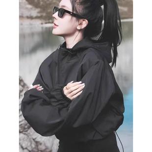 黑色连帽冲锋衣女士2024春季新款设计感拉链宽松短款运动防晒外套