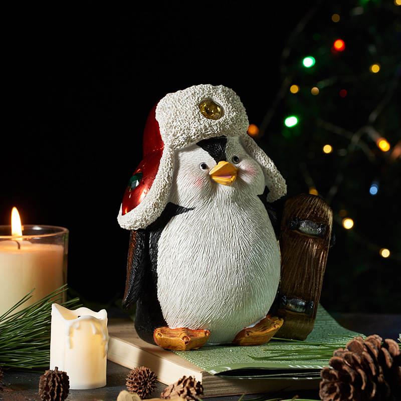 2022冬季新款滑板企鹅带灯树脂工艺品家居客厅圣诞节夜灯装饰摆件