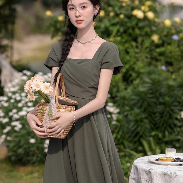 夏季下新款灰绿色显瘦气质法式连衣裙女款方领收腰长裙莫奈花园