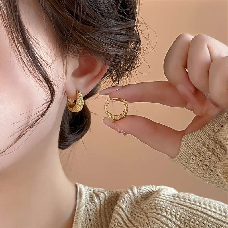 金色素圈耳环2024新款爆款独特耳饰女小众设计感高级轻奢气质耳圈