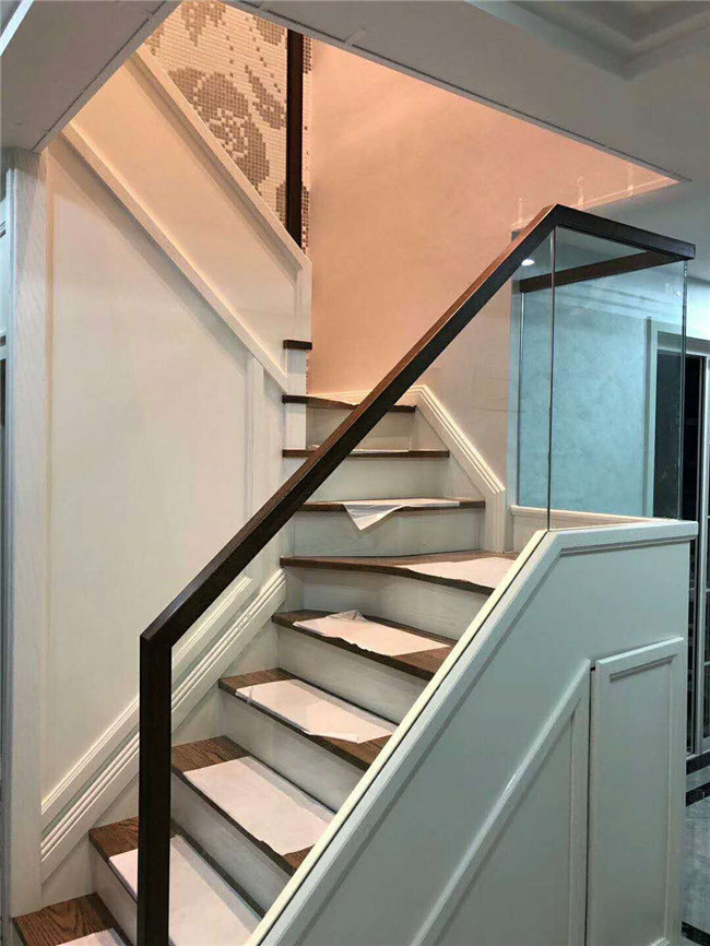 南京厂家定制实木钢化玻璃踏板护栏