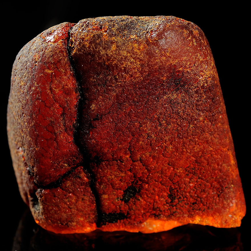 77.78克 【强荧光】带皮琥珀随形原石